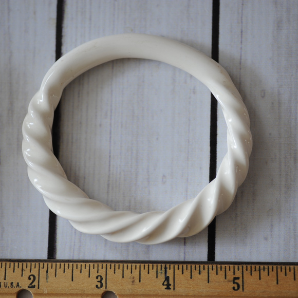 SOLD vintage white bangle bakelite plastic swirl - Picture 6 of 6